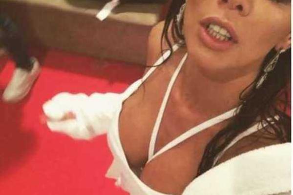 Анна Седокова показала фанатам грудь