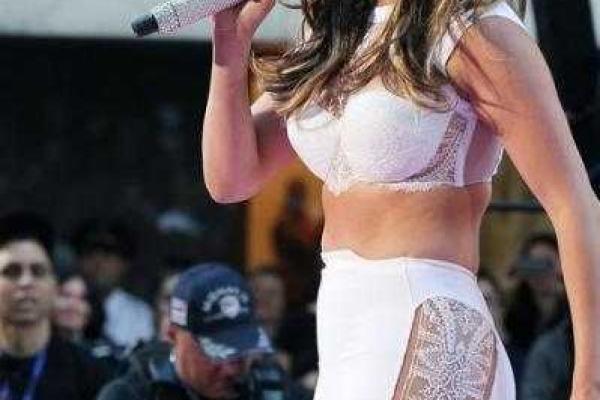 Дженнифер Лопес шокировала фанатов кружевным нарядом Дженнифер Лопес шокировала фанатов кружевным нарядом