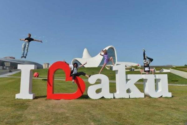 Филипп Киркоров выбежал на оживленную автомагистраль ради экстримального снимка