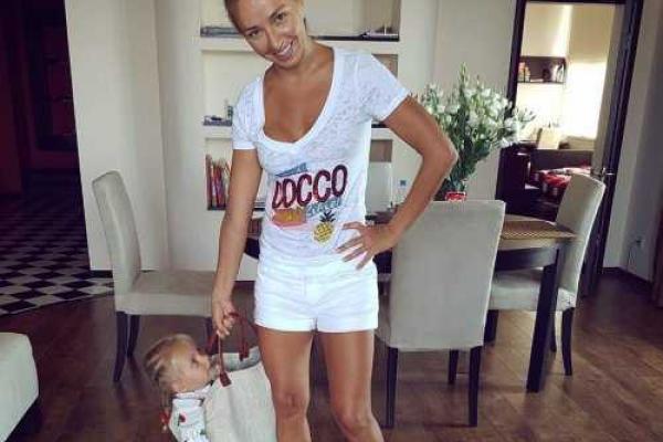 Татьяна Навка придумала новый способ прогулки с маленькой дочкой Татьяна Навка придумала новый способ прогулки с маленькой дочкой