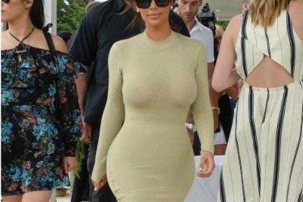 Ким Кардашьян заметили в обтягивающем платье без нижнего белья