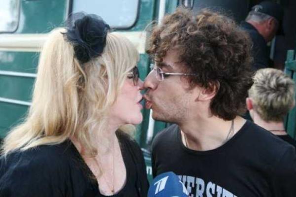 Алла Пугачева показала фото поцелуя с мужем