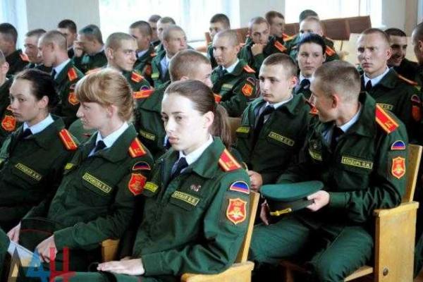 В Донецке курсантам военного училища всучили "паспорта ДНР" В Донецке курсантам военного училища всучили "паспорта ДНР"