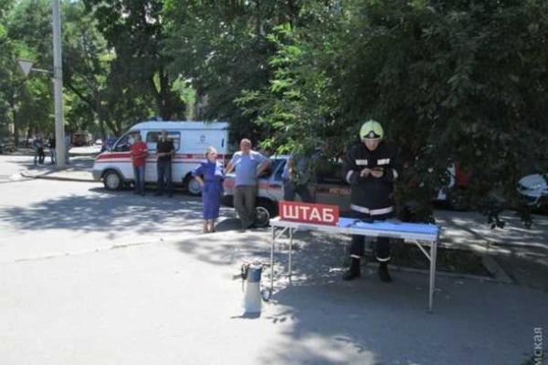 В центре Одессы обрушился Масонский дом, под завалами могут быть люди В центре Одессы обрушился Масонский дом, под завалами могут быть люди