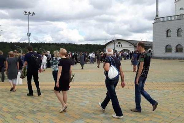 Сотни людей пришли попрощаться с Павлом Шереметом в Минске Сотни людей пришли попрощаться с Павлом Шереметом в Минске