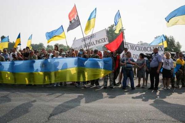 Протесты против "крестного хода" под Киевом: опубликованы фото Протесты против "крестного хода" под Киевом: опубликованы фото