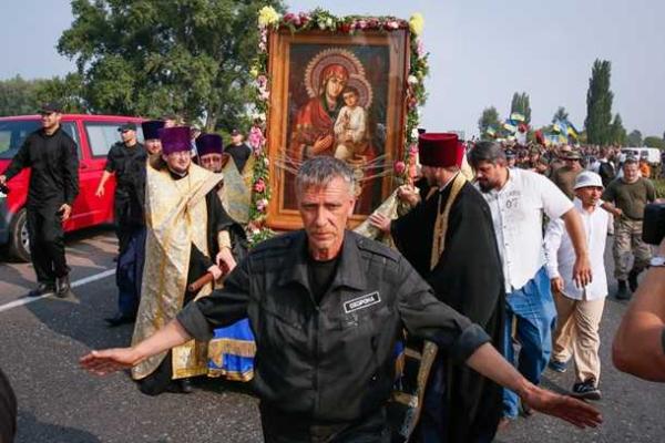 Протесты против "крестного хода" под Киевом: опубликованы фото Протесты против "крестного хода" под Киевом: опубликованы фото