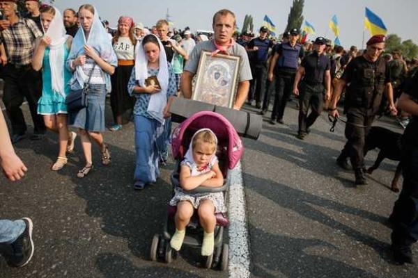 Протесты против "крестного хода" под Киевом: опубликованы фото Протесты против "крестного хода" под Киевом: опубликованы фото