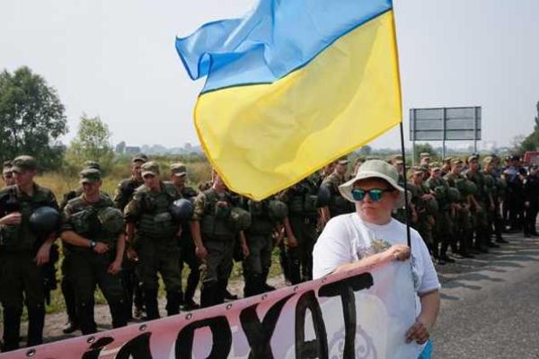 Протесты против "крестного хода" под Киевом: опубликованы фото Протесты против "крестного хода" под Киевом: опубликованы фото