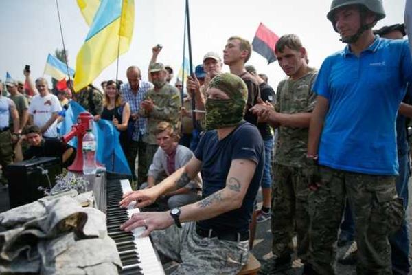 Протесты против "крестного хода" под Киевом: опубликованы фото Протесты против "крестного хода" под Киевом: опубликованы фото