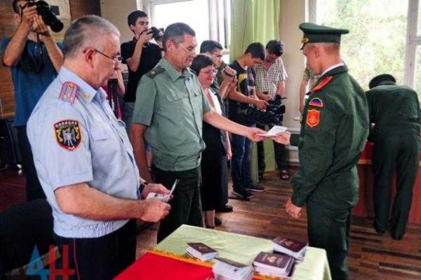 В Донецке курсантам военного училища всучили "паспорта ДНР" В Донецке курсантам военного училища всучили "паспорта ДНР"