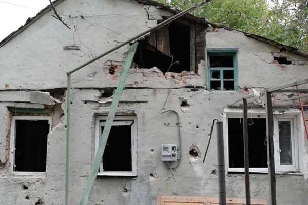 В Горловке семья успела спрятаться за мгновение до прямого попадания снаряда в дом