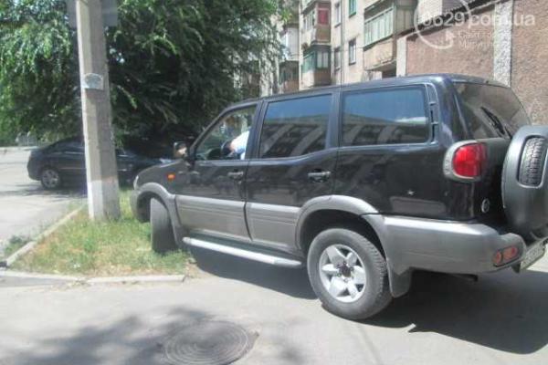 В Мариуполе внедорожник наехал на митингующего возле здания прокуратуры