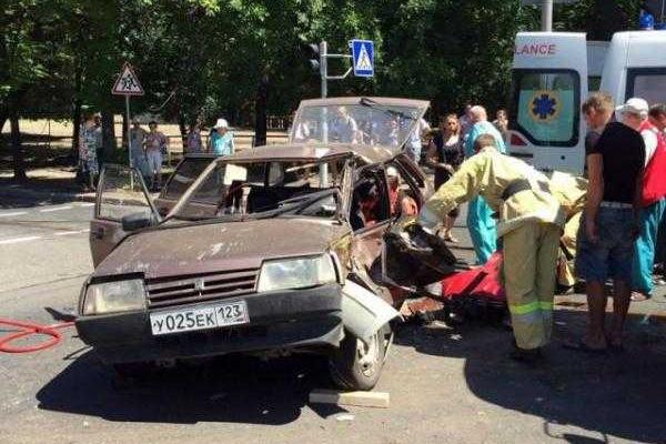 В Донецке произошло жуткое ДТП: легковой автомобиль смяло об автобус В Донецке произошло жуткое ДТП: легковой автомобиль смяло об автобус