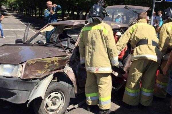 В Донецке произошло жуткое ДТП: легковой автомобиль смяло об автобус В Донецке произошло жуткое ДТП: легковой автомобиль смяло об автобус