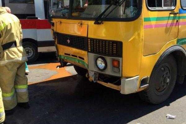 В Донецке произошло жуткое ДТП: легковой автомобиль смяло об автобус В Донецке произошло жуткое ДТП: легковой автомобиль смяло об автобус
