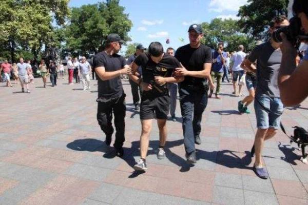 В Одессе Надежду Савченко хотели забросать яйцами, опубликованы фото и видео В Одессе Надежду Савченко хотели забросать яйцами, опубликованы фото и видео