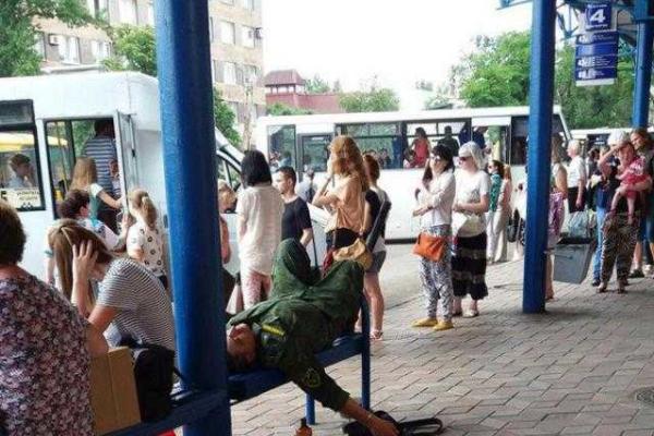В Донецке пьяный боевик решил "отдохнуть" на автобусной остановке В Донецке пьяный боевик решил "отдохнуть" на автобусной остановке