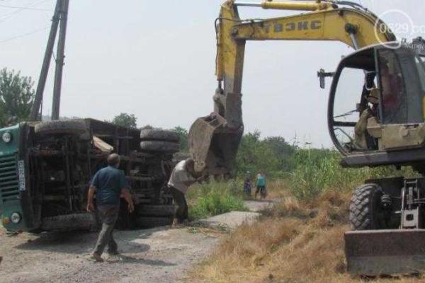 В Мариуполе произошла авария: перевернулся автомобиль Горводоканала