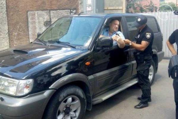 В Мариуполе внедорожник наехал на митингующего возле здания прокуратуры