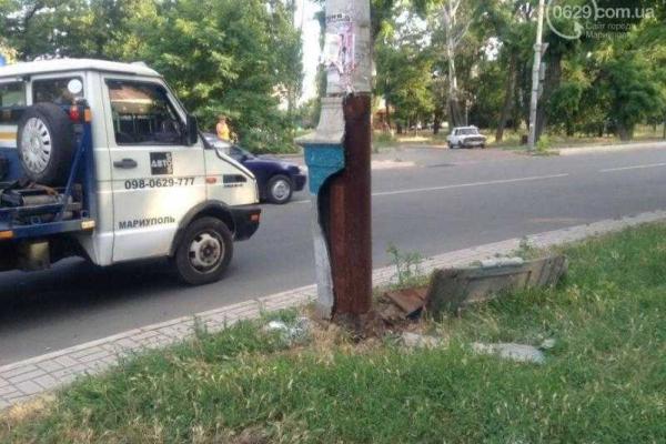 ДТП в Мариуполе: автомобиль врезался в столб, чтобы не сбить пешехода ДТП в Мариуполе: автомобиль врезался в столб, чтобы не сбить пешехода