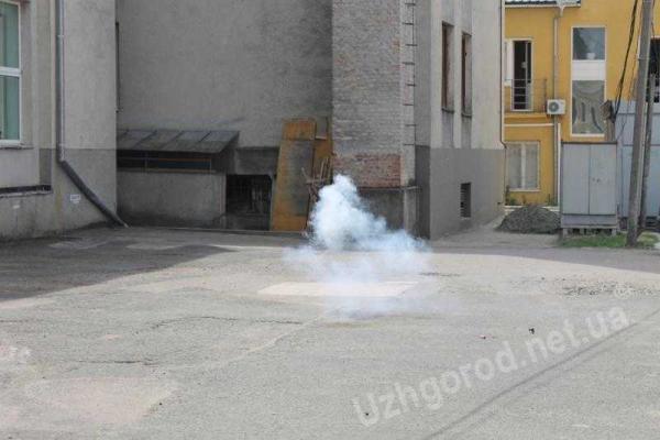 В Ужгороде захватили горсовет: в здании слышны взрывы В Ужгороде захватили горсовет: в здании слышны взрывы