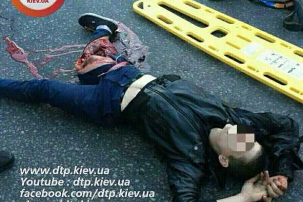 ДТП в Киеве: упавшему с мотоцикла мужчине оторвало ногу (18+)