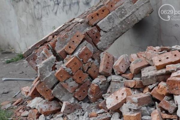 В Мариуполе грузовик с песком снес часть стены