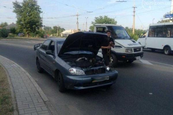 ДТП в Мариуполе: автомобиль врезался в столб, чтобы не сбить пешехода ДТП в Мариуполе: автомобиль врезался в столб, чтобы не сбить пешехода