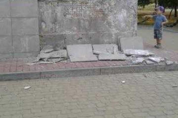 В Мариуполе отвалившаяся от памятного обелиска плитка чуть не травмировала детей В Мариуполе отвалившаяся от памятного обелиска плитка чуть не травмировала детей