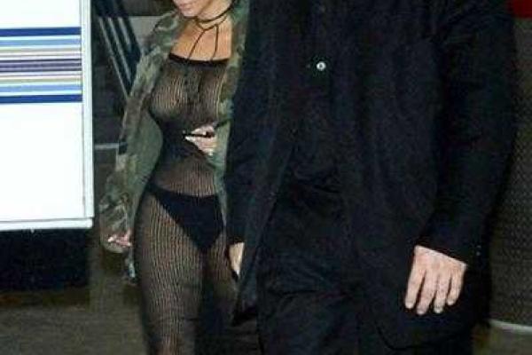 Ким Кардашьян вышла в свет в откровенном платье-сеточке Ким Кардашьян вышла в свет в откровенном платье-сеточке