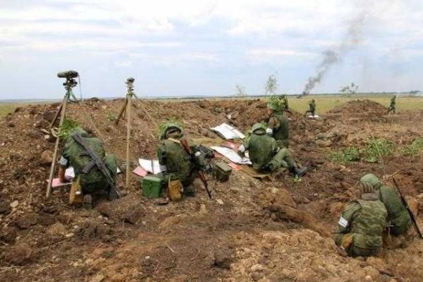 Захарченко похвалил боевиков за стрельбу по виртуальному врагу Захарченко похвалил боевиков за стрельбу по виртуальному врагу