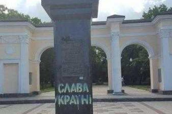 Крымские патриоты Украины разозлили оккупантов, "обновив" памятник Шевченко в Симферополе