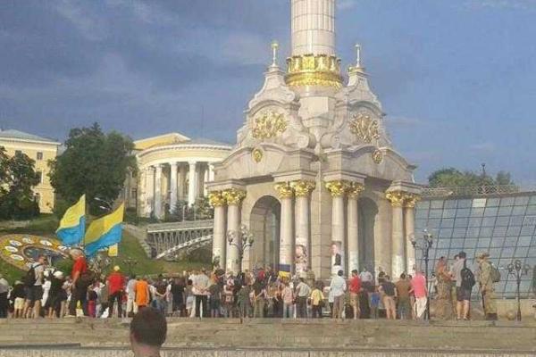 В Киеве проводят митинг в поддержку участников АТО В Киеве проводят митинг в поддержку участников АТО