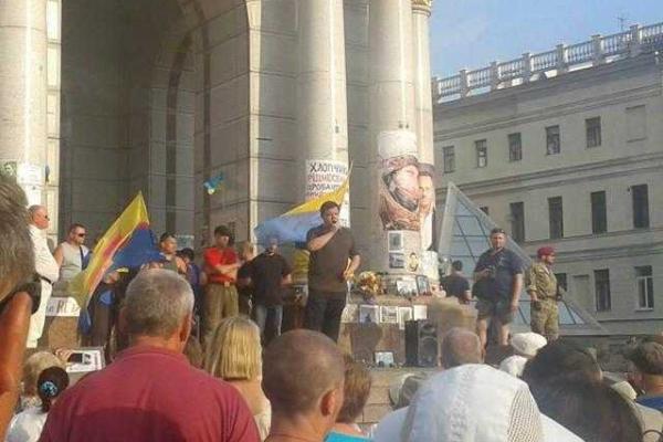 В Киеве проводят митинг в поддержку участников АТО В Киеве проводят митинг в поддержку участников АТО