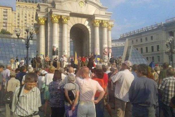 В Киеве проводят митинг в поддержку участников АТО В Киеве проводят митинг в поддержку участников АТО