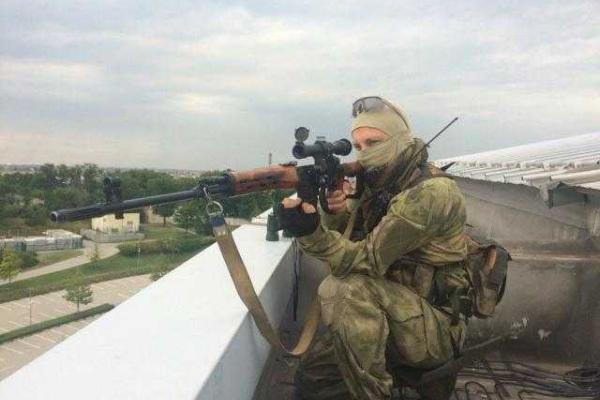 В Донецке разгрузку гуманитарной помощи прикрывают снайперы - соцсети В Донецке разгрузку гуманитарной помощи прикрывают снайперы - соцсети