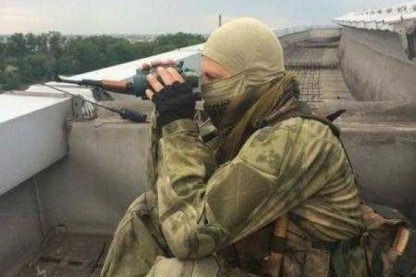 В Донецке разгрузку гуманитарной помощи прикрывают снайперы - соцсети В Донецке разгрузку гуманитарной помощи прикрывают снайперы - соцсети