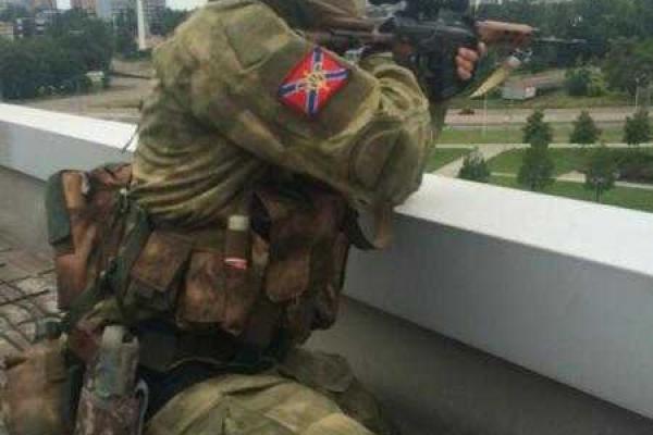 В Донецке разгрузку гуманитарной помощи прикрывают снайперы - соцсети В Донецке разгрузку гуманитарной помощи прикрывают снайперы - соцсети