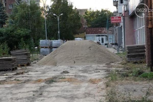 В Мариуполе грузовик с песком снес часть стены