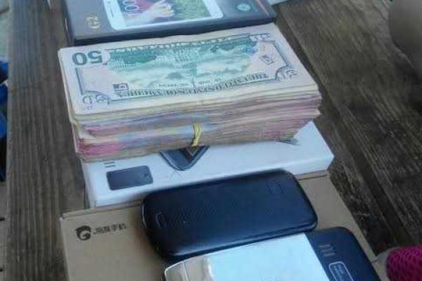 На КПВВ вблизи Мариуполя пограничники задержали супругов, которые хотели вывезти в "ДНР" более 40 тысяч гривен На КПВВ вблизи Мариуполя пограничники задержали супругов, которые хотели вывезти в "ДНР" более 40 тысяч гривен