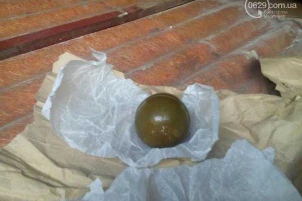 В Мариуполе полицейские обнаружили дома у ранее судимого мужчины гранату и патроны В Мариуполе полицейские обнаружили дома у ранее судимого мужчины гранату и патроны
