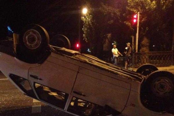 В Киеве машина приземлилась на капот, чудом никто не пострадал В Киеве машина приземлилась на капот, чудом никто не пострадал