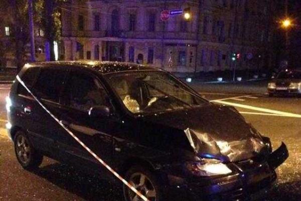 В Киеве машина приземлилась на капот, чудом никто не пострадал В Киеве машина приземлилась на капот, чудом никто не пострадал