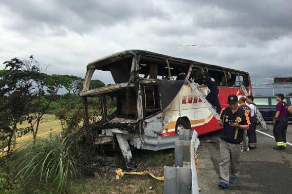 Жуткий инцидент в Тайване: туристы сгорели заживо прямо в автобусе Жуткий инцидент в Тайване: туристы сгорели заживо прямо в автобусе