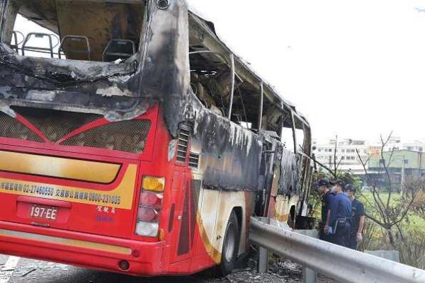 Жуткий инцидент в Тайване: туристы сгорели заживо прямо в автобусе Жуткий инцидент в Тайване: туристы сгорели заживо прямо в автобусе