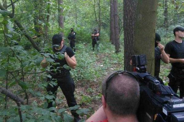В лесу под Киевом - огромное количество вооруженных силовиков, - СМИ В лесу под Киевом - огромное количество вооруженных силовиков, - СМИ