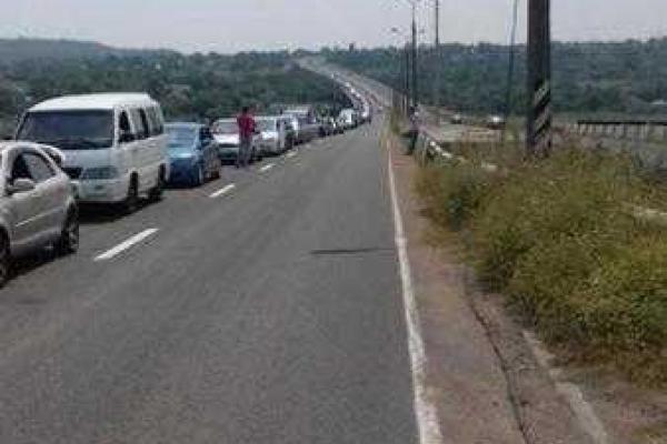 В соцсети показали огромные очереди на КПВВ: в Новотроицком и Марьинке коллапс