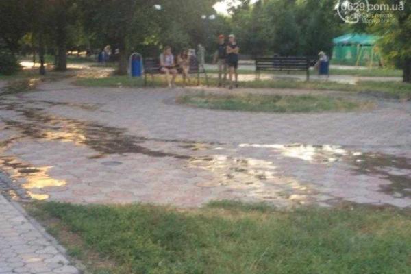 Центр Мариуполя затопило: вода бежала рекой всю ночь Центр Мариуполя затопило: вода бежала рекой всю ночь