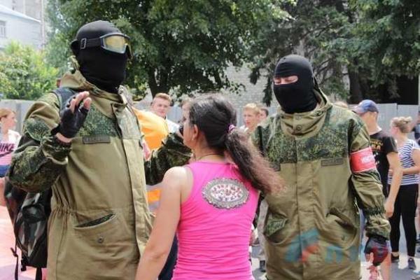 В Луганске боевики натаскивают горожан нападать на международную миссию ОБСЕ